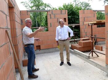 Erster Bürgermeister Christian Specht besichtigt mit Thomas Gebhardt, 1. Vorsitzender Tierschutzverein Mannheim und Umgebung e.V., die Bauarbeiten.