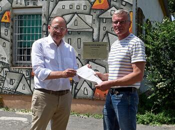 Erster Bürgermeister Christian Specht überreicht den Fördermittelbescheid an Thomas Gebhardt, den 1. Vorsitzenden des Tierschutzvereins Mannheim und Umgebung e.V.