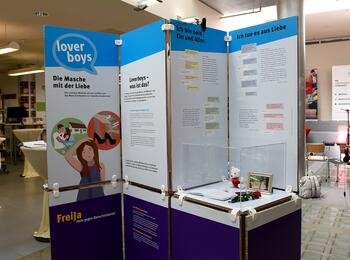 Ausstellung „Loverboys und Loverboy-Methode“ in der Zentralbibliothek der Stadt Mannheim 