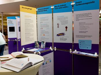 Ausstellung „Loverboys und Loverboy-Methode“ in der Zentralbibliothek