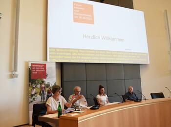 Ursula Frenz, Beauftragte für die Belange von Menschen mit Behinderungen (links), begrüßt zum Forum Inklusion und Barrirefreiheit im Juni 2023