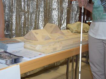 Tastmodel des Nationaltheater Mannheim (NTM) beim Forum Inklusion und Barrirefreiheit Juni 2023