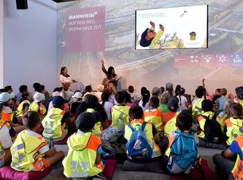 Lesung von Lina AlHathloul (01)