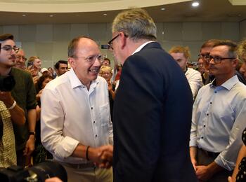 Oberbürgermeister Dr. Peter Kurz gratuliert dem neu gewählten Oberbürgermeister Christian Specht