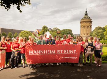 Oberbürgermeister Christian Specht und Bürgermeister Dirk Grunert mit der städtischen Fußgruppe unter dem Motto „Mannheim ist bunt“ beim CSD Rhein-Neckar 2023