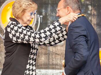 Stadträtin Marianne Seitz hat die Amtskette als äußeres Zeichen der Amtsübernahme übergeben.