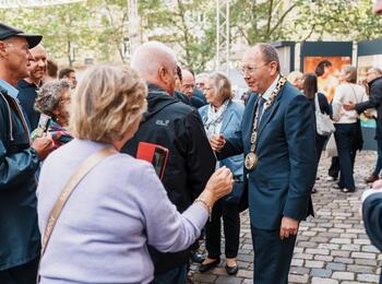 Oberbürgermeister Christian Specht im Gespräch mit Bürgerinnen und Bürgern bei der Amtseinführung auf dem Toulonplatz