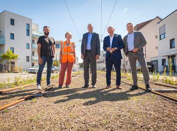 Philipp Knerr, Planung Bau bei der MWSP, Andrea Böttger, Projektleiterin der rnv, Marcus Geithe, Geschäftsführer der MV Mannheimer Verkehr GmbH (MV), Oberbürgermeister Christian Specht sowie Martin in der Beek, Technischer Geschäftsführer der Rhein-Neckar-Verkehrt GmbH (rnv), vor einem Teil der neuen Strecke