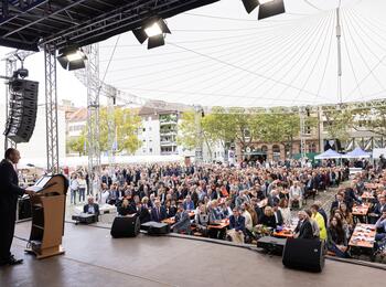 Oberbürgermeister Christian Specht bei seiner Antrittsrede im Rahmen der Amtseinführung auf dem Toulonplatz.