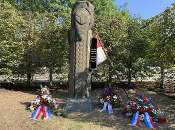 Gedenkveranstaltung zum Hubschrauberabsturz von 1982 - Stele