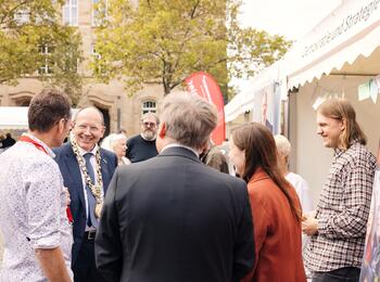 Oberbürgermeister Christian Specht an den Ständen, bei denen die Bürgerinnen und Bürger Gegelegenheit zum Austausch mit der Stadtverwaltung hatten