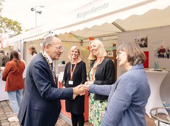 Oberbürgermeister Christian Specht an den Ständen, an denen Bürgerinnen und Bürger Gelegenheit zum Austausch mit der Stadtverwaltung hatten