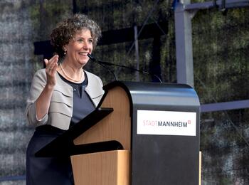 Erste Bürgermeisterin Prof. Dr. Diana Pretzell bei der Begrüßung zur Amtseinführung von Oberbürgermeister Christian Specht auf dem Toulonplatz