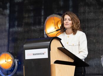Prof. Dr. Katharina Spraul bei ihrem Vortrag zur Amtseinführung von Oberbürgermeister Christian Specht auf dem Toulonplatz