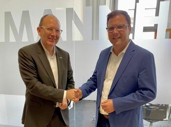 Oberbürgermeister Christian Specht begrüßt Dr. Volker Proffen im Mannheimer Rathaus.