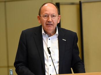 Oberbürgermeister Christian Specht bei der Vorstellung des Entwurfs für den städtischen Haushalt des Jahres 2024.