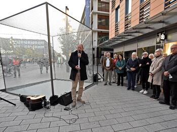 Gedenkveranstaltung am Kubus
