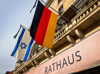 Rathaus Mannheim mit Deutschland Fahne und Israelischer Flagge