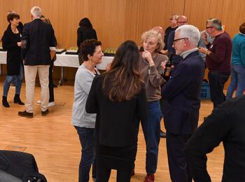 lockeres Beisammensein von Preisträgern nach der Veranstaltung