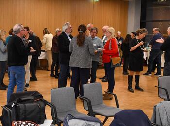 lockeres Beisammensein von Preisträgern nach der Veranstaltung