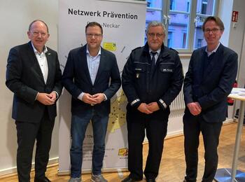 v.l.n.r.: Oberbürgermeister Christian Specht mit dem neu gewählten Vorsitzenden Dr. Volker Proffen, Polizeipräsident Siegfried Kollmar und Schatzmeister Stefan Baumann