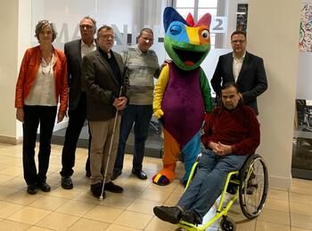 Ursula Frenz, Beauftragte für die Belange von Menschen mit Behinderungen, Dr. Klaus G. Wolff, Geschäftsführer Badischer Blinden- und Sehbehindertenverein V.m.K., Karlheinz Schneider, Vorsitzender Badischer Blinden- und Sehbehindertenverein V.m.K., Peter Oedingen, Vorsitzender Gehörlosenverein Mannheim 1981 e.V., das Chamäleon-Maskottchen, Dr. Volker Proffen, Bürgermeister und Sicherheitsdezernent der Stadt Mannheim, Heinrich Schaudt Vorsitzender Arbeitsgemeinschaft Barrierefreiheit Rhein-Neckar e.V.