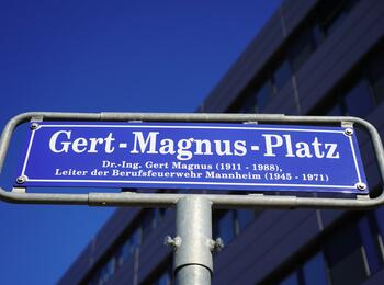 Das Bild zeigt das Straßenschild Gert-Magnus-Platz.