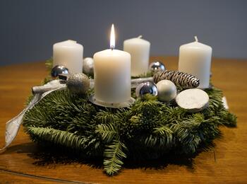 Adventskranz 1. Advent, die erste von vier Kerzen brennt