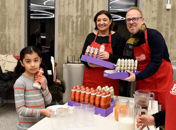 Staatssekretärin Deligöz und Bildungsbürgermeister Grunert