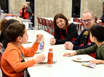 Staatssekretärin Deligöz und Bildungsbürgermeister Grunert