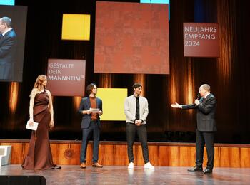 Neujahrsempfang 2024: OB Specht mit dem ehemaligen Handball-Nationalspieler Uwe Gensheimer sowie dem Moderationsduo des Neujahrsempfangs