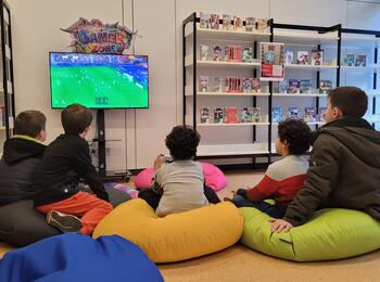 Kinder im Gaming-Bereich der Stadtbibliothek