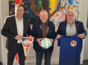 v.l.n.r.: Bürgermeister Dr. Volker Proffen, der ehemalige Trainer der chinesischen Nationalmannschaft und des SV Waldhof Mannheim Klaus Schlappner und Felix Kurz, Vorstandsvorsitzender der Gesellschaft für deutsch-chinesische Freundschaft der Metropolregion Rhein-Neckar