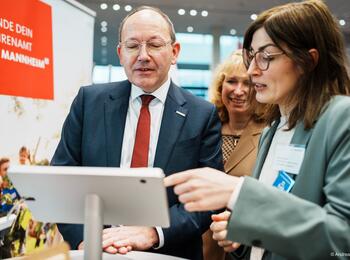 OB Christian Specht und Sarah Schmitt, Beauftragte für Bürgerschaftliches Engagement der Stadt Mannheim, bei der Präsentation des MITWIRK-O-MAT auf dem Neujahrsempfang der Stadt 2024