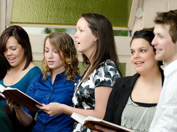 Menschen singen zusammen im Chor