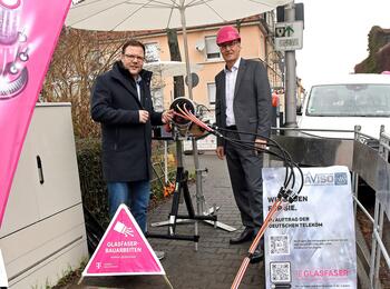 Bürgermeister Dr. Volker Proffen (..) mit Joachim Otto, Local Head Heilbronn bei der Deutschen Telekom, an der Baustelle in Neckarau.