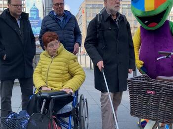 Wunsch nach mehr Umsicht und Rücksichtnahme: ein Fahrradfahrer hat seinen Drahtesel so abgestellt, dass er für Blinde zum Hindernis wird.