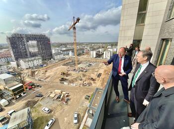 OB Specht zeigt US-Generalkonsul Norman Thatcher Scharpf den neuen Stadtteil FRANKLIN