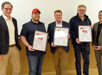 Bürgermeister Eisenhauer mit den neuen Vereinen