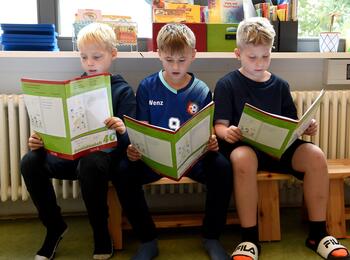 Drei Schüler lesen 