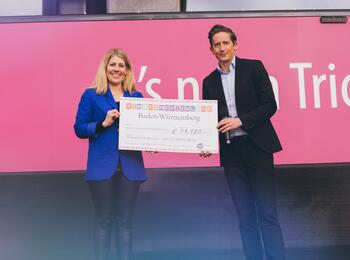 Michael Ellwanger, der Leiter des Medienreferats im Staatsministerium, überreicht Lena Berkler von GIRLS GO MOVIE den Preis.