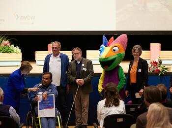 Heinrich Schaudt von der Arbeitsgemeinschaft Barrierefreiheit Rhein-Neckar e.V, Dr. Klaus Wolff und Karl-Heinz Schneider vom Badischen Blinden- und Sehbehindertenverein V.m.K. (BBSV), das Maskottchen Chämy, Ursula Frenz, Beauftragte für die Belange von Menschen mit Behinderungen der Stadt Mannheim und Verkehrsminister Winfried Hermann MdL bei der Preisverleihung