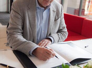 Oberbürgermeister Christian Specht trägt sich in das Kondolenzbuch für den getöteten Polizisten ein