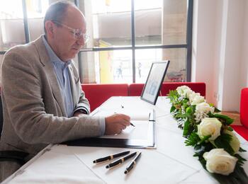 Oberbürgermeister Christian Specht trägt sich in das Kondolenzbuch für den getöteten Polizisten ein (02)