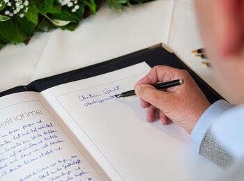 Oberbürgermeister Christian Specht trägt sich in das Kondolenzbuch für den getöteten Polizisten ein (01)