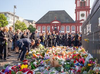 Mannheim hält zusammen: Blumen am Marktplatz-Denkmal