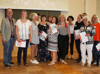 Zertifikatsuebergabe Kindertagespflege 2024: Mannheimer Kindertagespflegepersonen mit mehr als 20 Jahren Berufserfahrung wurden durch Bürgermeister Dirk Grunert geehrt.