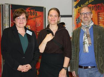 Angelika Treibel vom Frauen- und Mädchennotruf Mannheim (von links), die Jugendbeirätin Laila Bolz und Bildungsbürgermeister Dirk Grunert bei der Eröffnung des interaktiven Präventionsparcours „Echt krass“