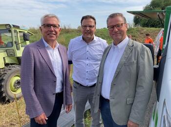 v.l.n.r.: Stefan Dallinger (Landrat des Rhein-Neckar-Kreises), Dr. Volker Proffen (Bürgermeister und Sicherheitsdezernent der Stadt Mannheim) und Minister Peter Hauk MdL besuchten am Montagmorgen die Zaunbauarbeiten.