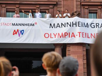 Die Olympia-Teilnehmer auf dem Balkon des Rosengarten